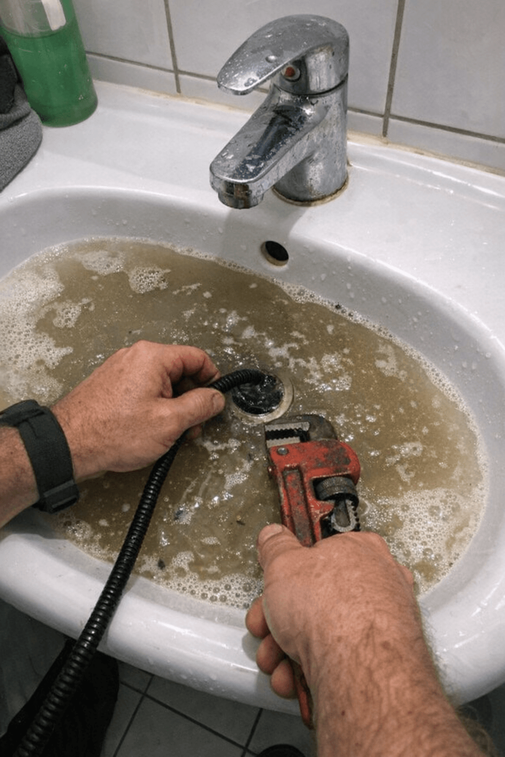 Fachmännische Reparatur im Badezimmer wenn das Wasser nicht mehr abfließt